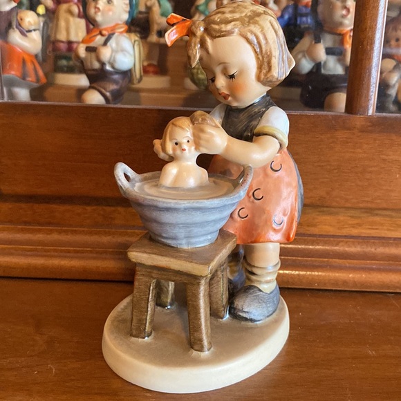 🖤TM6 ‘Doll Bath’ Hummel Goebel #319 - Picture 2 of 7